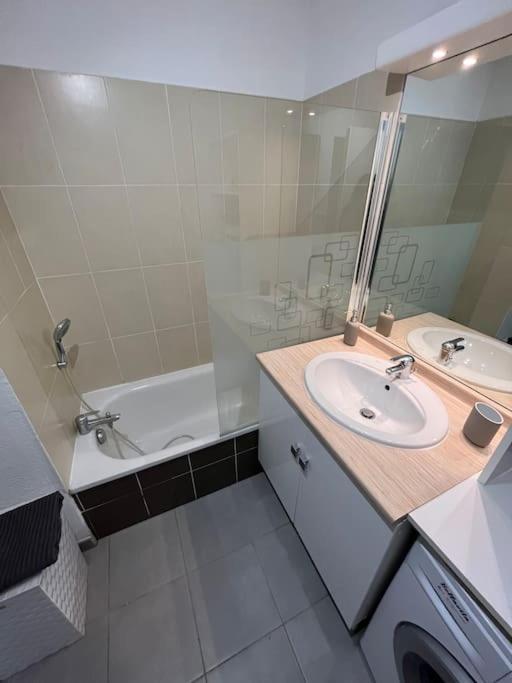 Joli Appt 45 M2 Avec Terrasse Διαμέρισμα Lunel  Εξωτερικό φωτογραφία